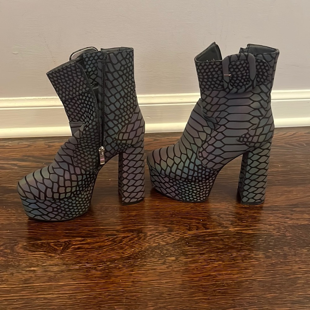 Platform boots snakeskin reflective